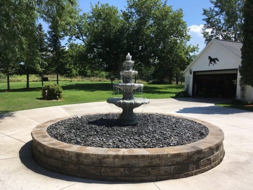 Tiered pond-less motor court fountain